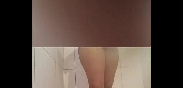  Mujer tetona y culona mostrando en la ducha